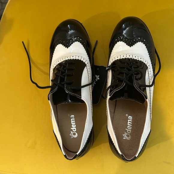 Dema black and white patent leather shoes size 10, but run small - Picture 3 of 6